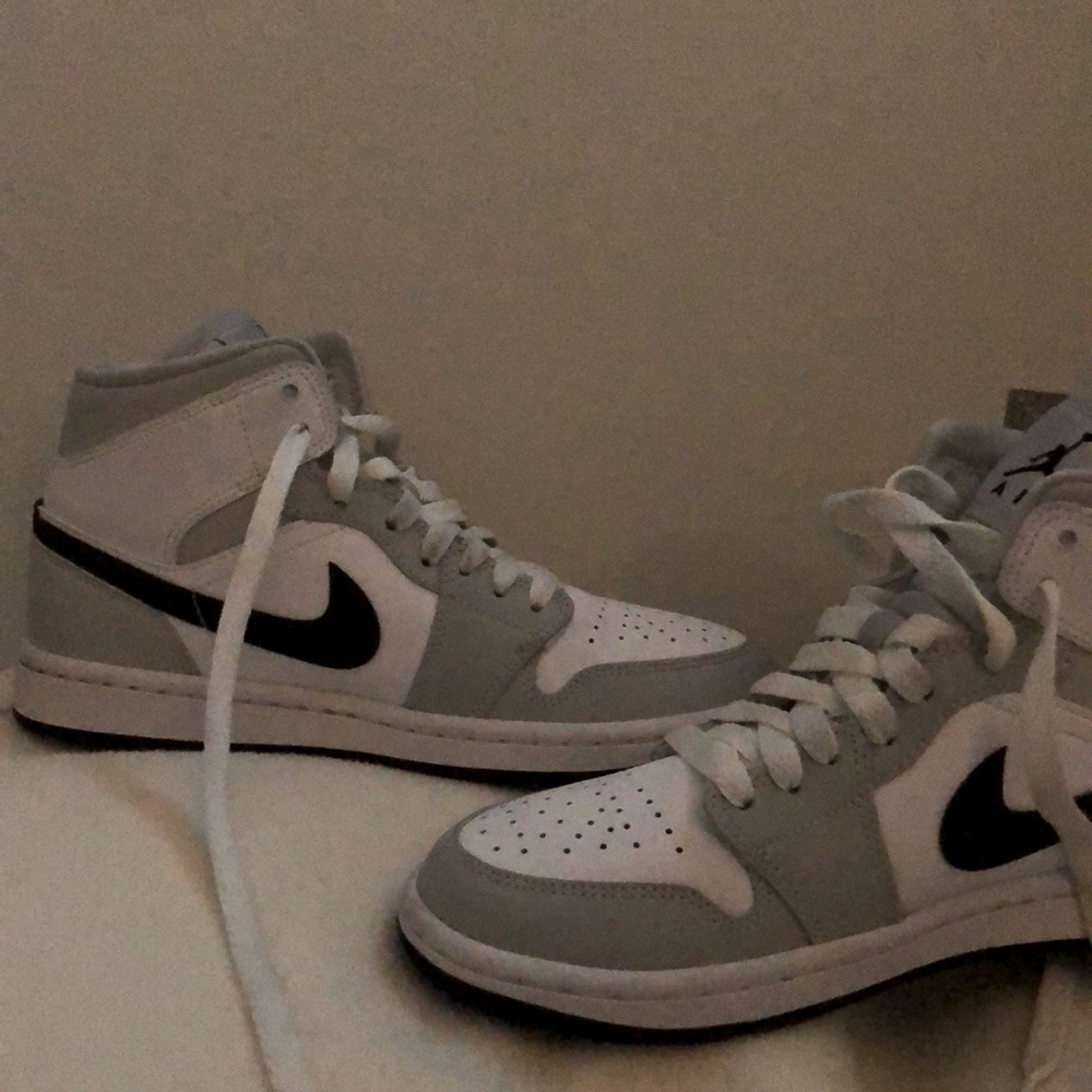 Jordan 1 mid “Fog grey” “smoke grey” women’s shoe size 6.5